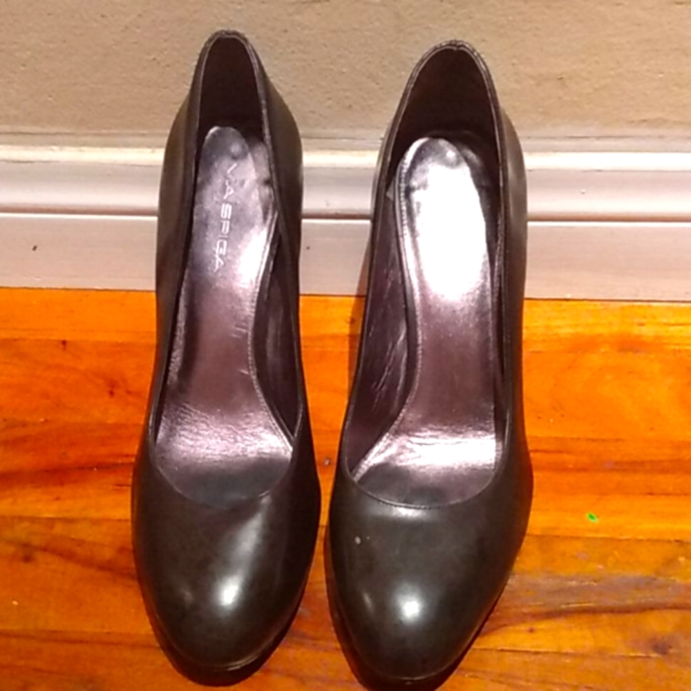 Black leather pumps